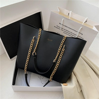 Sac fourre-tout en cuir PU grande capacité Jialing de luxe pour femme, inspiré des créateurs, avec porte-clés et chaînes célèbres 5A