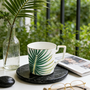 Tasses à thé en porcelaine fine d'un service de vaisselle en porcelaine fine avec de jolis services de table, ensemble de tasses en porcelaine fine, assiette de présentation et tasses à thé, théière - Product Image 1
