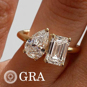 Anello di Fidanzamento in Argento 925 e Oro 18K con Moissanite Taglio Smeraldo, Gioielleria Personalizzata - Product Image 1