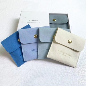 Bolsa de Regalo para Joyería con Cierre a Presión, Diseño de Sobres, con Soporte para Collares y Pendientes, de la Colección JUNE Fashion - Product Image 4