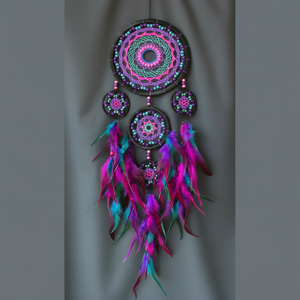 Atrapasueños de plumas vibrantes Rosa neón y púrpura, arte de pared de macramé bohemio disponible, a precios de mayorista. - Product Image 1