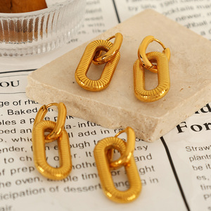 Boucles d'oreilles pendantes géométriques en forme de U plaquées or, en alliage de zinc, style créoles tendance - Product Image 1