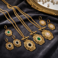 Parure de bijoux vintage avec pendentif ovale creux et pierres précieuses, collier et boucles d'oreilles pendantes en acier inoxydable plaqué or 14K PVD, style rétro.