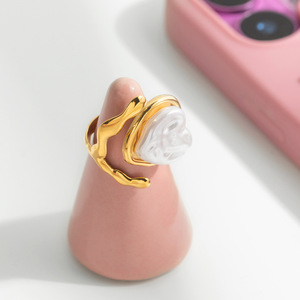 Anillo de Perlas en Forma de Corazón con Engaste de Bisel Chapado en Oro, Joyería para Uso Diario de Mujer - Product Image 4
