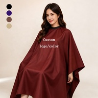Capes de Coiffure Professionnelles Personnalisées en Polyester Imperméable Marron avec Logo – Robes de Coiffure Noires et Rouges pour Barbiers – Vente en Gros