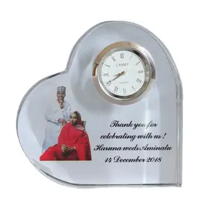 Оптовая продажа, часы из хрустального стекла в форме сердца с логотипом на заказ, гравировка для свадебных сувениров, подарков гостей