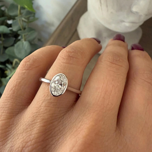 แหวนหมั้นเพชรขาวแฟนซีทรงรีเจียระไนแบบบริลเลียนท์ น้ำหนัก 1.50 กะรัต ผลิตในห้องปฏิบัติการ ตัวเรือนทองคำขาว 18K - Product Image 1