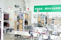 Applicateur d'étiquettes à manchon rétractable pour bouteilles et boîtes de conserve avec technologie thermorétractable