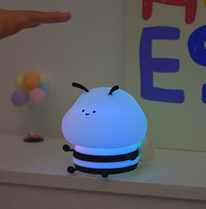 โคมไฟกลางคืนซิลิโคนรูปผึ้ง ชาร์จไฟผ่าน USB ไฟ LED สำหรับเด็ก โคมไฟข้างเตียง ควบคุมการเปลี่ยนสีด้วยการแตะ โคมไฟ RGB สำหรับห้องนอนเด็ก ปี 2026 - Product Image 1