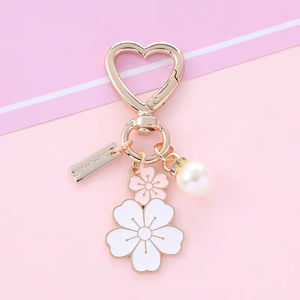 Llavero de metal con perlas y flor de cerezo al por mayor para mujer, niña, llavero con corazón, colgante para bolso, fiesta de boda - Product Image 5