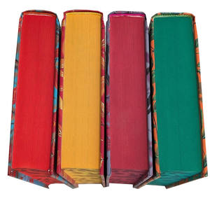 Impression de livres personnalisés à couverture rigide avec bords vaporisés sur le thème de la romance - Product Image 3