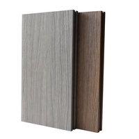 Plancher composite extérieur en WPC bicolore brossé, co-extrusion durable, antidérapant, imperméable, aspect teck, garantie 20 ans