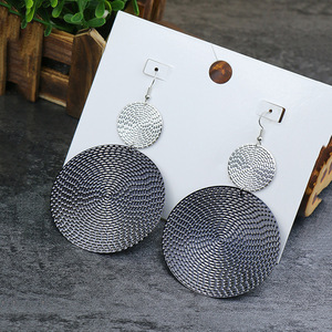 Boucles d'oreilles pendantes tendance en alliage plaqué argent antique, bijoux de fête vintage pour femmes - Product Image 1