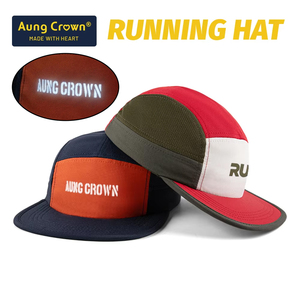 Gorra <span class=keywords><strong>de</strong></span> running <span class=keywords><strong>de</strong></span> 5 paneles con logotipo reflectante personalizable al por mayor, transpirable, con ribete suave, que absorbe la humedad y tela antidesgarro, ideal para senderismo. - Product Image 1