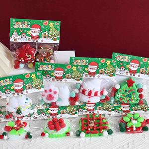 Jouets en caoutchouc à presser de Noël : Père Noël, rennes, bonhomme en pain d'épices et bonhomme de neige – Cadeaux créatifs anti-stress pour les fêtes - Product Image 2