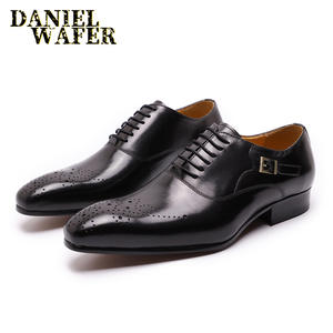 Zapatos formales de cuero blanco con puntiagudos, con patrones persas, adecuados para atuendos formales de boda para hombres. - Product Image 2