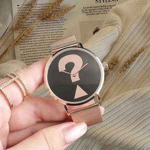 Montre pour femme avec bracelet en maille noire, cadran à signe de question, boîtier argenté, design unique, nouvelle montre de luxe pour femme, montre à quartz pour femme d'affaires - Product Image 2