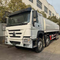 Camion-citerne HOWO 8x4 d'occasion 28000L avec déflecteur anti-ondes, conduite stable pour routes accidentées en Afrique, équipé d'un dispositif de sécurité anti-explosion