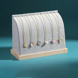 Présentoir à bijoux personnalisé en velours en forme d'arc avec base en bois et support en cuir blanc pour colliers et pendentifs - Product Image 2