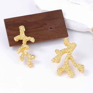 Boucles d'oreilles asymétriques créatives haut de gamme pour femmes, motif floral en or et diamants corail, luxe accessible, style marin simple pour les fêtes - Product Image 6