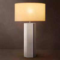 Lampe de table en laiton et lin, design moderne et minimaliste, colonne rectangulaire pour chambre et salon, fournisseur d'éclairage en gros, OEM ODM