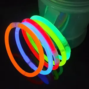 Berbagai warna cahaya tongkat 100 Pak menyala dalam gelap gelang Band premium 8 inci lumistick gelang untuk pesta