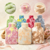 Bouillotte en caoutchouc colorée et chaude avec housse en peluche tie-dye