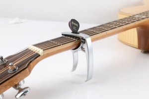 Mayorista Guitarras Personalizadas Accesorio <span class=keywords><strong>Metal</strong></span> Acústico Clásico <span class=keywords><strong>Guitarra</strong></span> Ukelele Color <span class=keywords><strong>Guitarra</strong></span> Capo Instrumento de Cuerda Accesorios - Product Image 5
