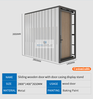 Présentoir de porte coulissante sur mesure pour salle d'exposition avec bras réglables et glissières robustes pour porte intérieure de magasin