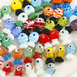 Simulation mignonne en trois dimensions couleur bloquant petit poisson pendentif bricolage perle de verre accessoires boucles d'oreilles Bracelets pendentif - Product Image 3