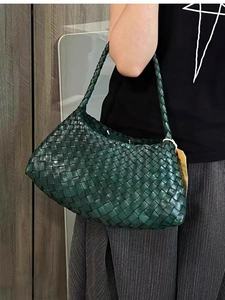 2025 nouveau haut de gamme femmes rétro sac à bandoulière en cuir véritable tissé à la main sous les bras sac <span class=keywords><strong>bateau</strong></span> forme - Product Image 5