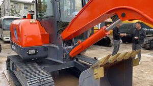Offre Spéciale : Mini-pelleuse Doosan DH60 d'occasion avec chenilles résistantes à l'usure, marteau hydraulique en option et faible consommation de carburant. - Product Image 4