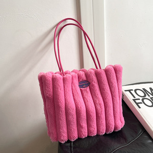 Nouveau sac fourre-tout à bandoulière tendance en peluche pour femme, modèle 2025, vente en gros, poignée unique, toutes saisons, noir - Product Image 1