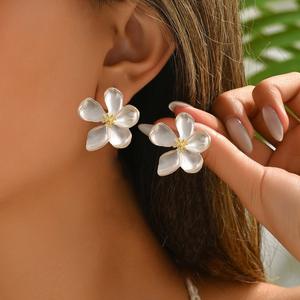 Pendientes de Flor Metálicos con Acabado Mate, Color Rojo Dorado, Elegantes y de Lujo para Mujer - Product Image 5