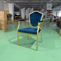 Fauteuil de banquet de mariage en gros, chaise en velours bleu marine à dossier en forme de bouclier, chaise de salle à manger à structure métallique cannelée dorée