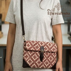 Sac bandoulière marron fait main en coton imprimé au bloc avec fermeture à boucle, style bohème, vente en gros, export Inde - Product Image 4