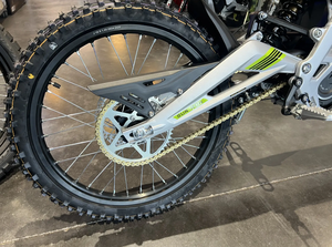 Moto tout-terrain électrique Surron Light Bee X Silver, cadre en aluminium forgé, 75 km/h, couple élevé, moto de trail enduro - Product Image 5
