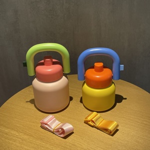 <span class=keywords><strong>Grand</strong></span> thermos de 800ml et bouilloire isolée pour les familles comprenant une grande tasse pour <span class=keywords><strong>parents</strong></span> et une tasse pour enfants avec paille - Product Image 1