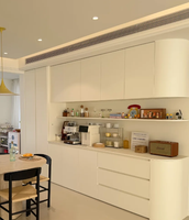 Buffet sur mesure blanc crème, armoire haute avec comptoir intégré et tiroirs, approvisionnement en gros pour entrepreneur en décoration intérieure