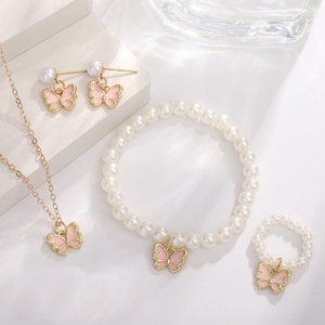 Conjunto <span class=keywords><strong>de</strong></span> joyería <span class=keywords><strong>de</strong></span> moda para mujer al por mayor pulsera chapada en oro pendientes anillo con perla mariposa colgante collar impermeable - Product Image 3