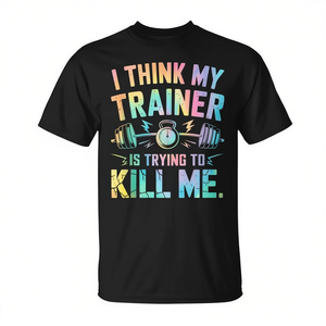 Camiseta de gimnasio con estampado digital de manga corta y cuello redondo unisex para adultos, con la frase "Creo que mi entrenador intenta matarme" - Product Image 2