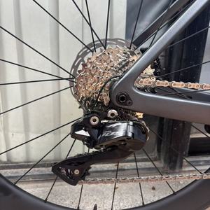 Vélo de route entièrement en fibre de carbone T800, freins à disque hydrauliques Shimano 105 24 vitesses, jeu de roues en carbone aérodynamique, vélo de course - Product Image 5