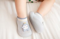 Chaussons-chaussettes tricotés pour bébé avec motif de personnage de dessin animé bleu, à tirette, semelle souple et flexible en TPE antidérapante – Vente en gros