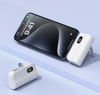Batterie externe mini capsule 5000 mAh, avec câble intégré double embout, affichage numérique et support de téléphone portable