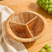 Rieten schattige fruitvormige mand met groene bladaccenten en witte stippen, geweven opbergmand voor kinderpicknick en kinderkamerdecoratie