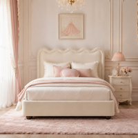 Lit capitonné festonné à la française, cadre en lin plissé ondulé style princesse, élément de suite de chambre junior de villa de luxe et romantique