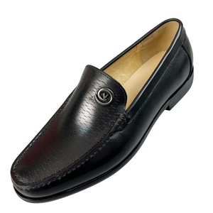 Mocassins noirs classiques, ornés de boutons métalliques raffinés, style élégant business casual, chaussures habillées - Product Image 4