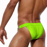 Maillot de bain pour homme, demi-hanche, boucle métallique latérale, ouverture latérale, couleur unie, sous-vêtements sexy, fente haute avec bonnet, string bikini pour homme