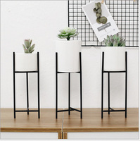 Grand support floral décoratif sur pied en fer doré, style scandinave moderne, avec finition émaillée et revêtement poudré