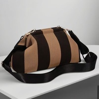 Sac à bandoulière tricoté à rayures tendance, sac à main tricoté pour femme, trousse de maquillage tricotée à rayures colorées, sac de rangement avec logo